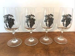 4 Wine Glasses – Pewter Grape Clusters