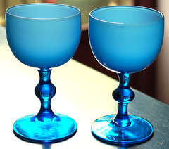 Set 2 Hand Blown COLONY ’13’ TURQUOISE/WHITE CASED GLASS Wine Goblets 4 3/8″