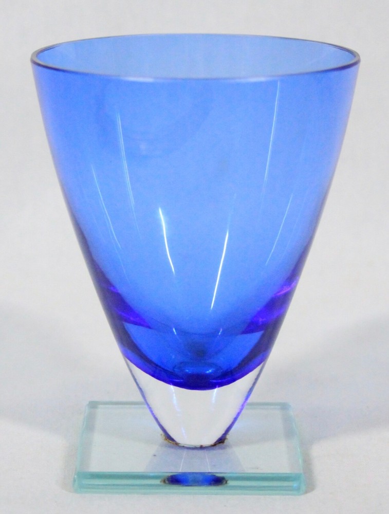 ABIGAIL’S STUDIO COLLECTION 4 3/8″ BLUE STEMLESS WINE GLASS W/CLEAR SQUARE BASE