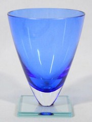 ABIGAIL’S STUDIO COLLECTION 4 3/8″ BLUE STEMLESS WINE GLASS W/CLEAR SQUARE BASE