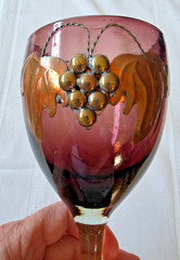 Vintage Handmade Art Glass Wine Goblets Set 4 3D Brass Copper Grape Overlay 8″
