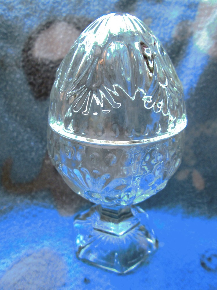 HOMCO lidded glass egg, 5″ tall, clear glass, fan design