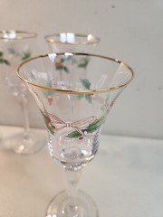 MIKASA Ribbon Holly Crystal Wine Glasses SET OF 4 Gold Trim 8⅝»
