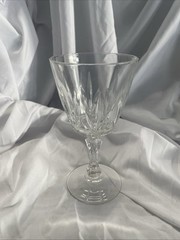 Cristal D’Arques-Durand Palmes Clear WIne Glass 6 1/8″ Sided Stem Fan Cut