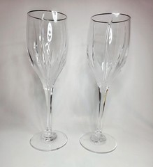 Pair of 2 Mikasa Flame D’Amore Crystal Wine Glasses with Platinum Rim 8.4” Tall
