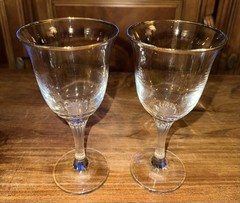2 Elegant Bell Shaped Wine Glasses Gold Trim 7.5 Tall Clear Pleated Stem Barware