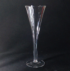 TIFFANY & CO TRUMPET CHAMPAGNE FLUTE, Blown Lead Crystal, 10 oz, 9 1/8″, SIGNED