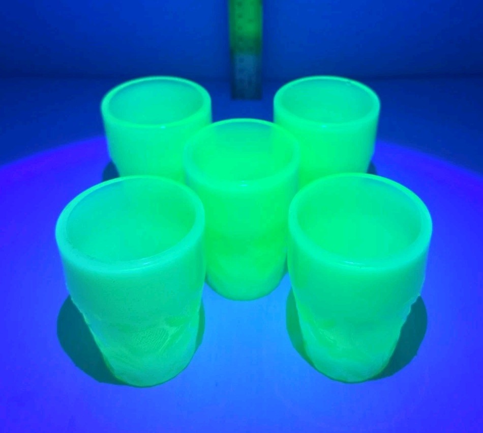 1890S ATLAS GLASS STRAWBERRY SCROLL CUSTARD GLASS TUMBLER LOT OF 5 URANIUM