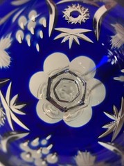 1 Natchtman Traube Cobalt Blue Cut to Clear Crystal Grape/Pinwheel Marsala 7″T
