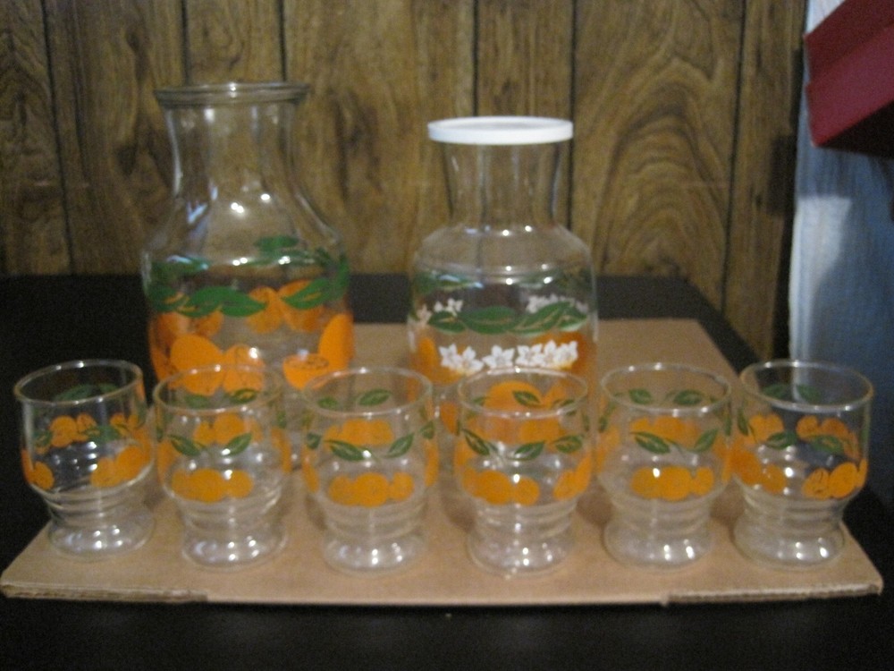 VINTAGE ANCHOR HOCKING INCLUDES 2 CARAFES & 6 JUICE GLASSES