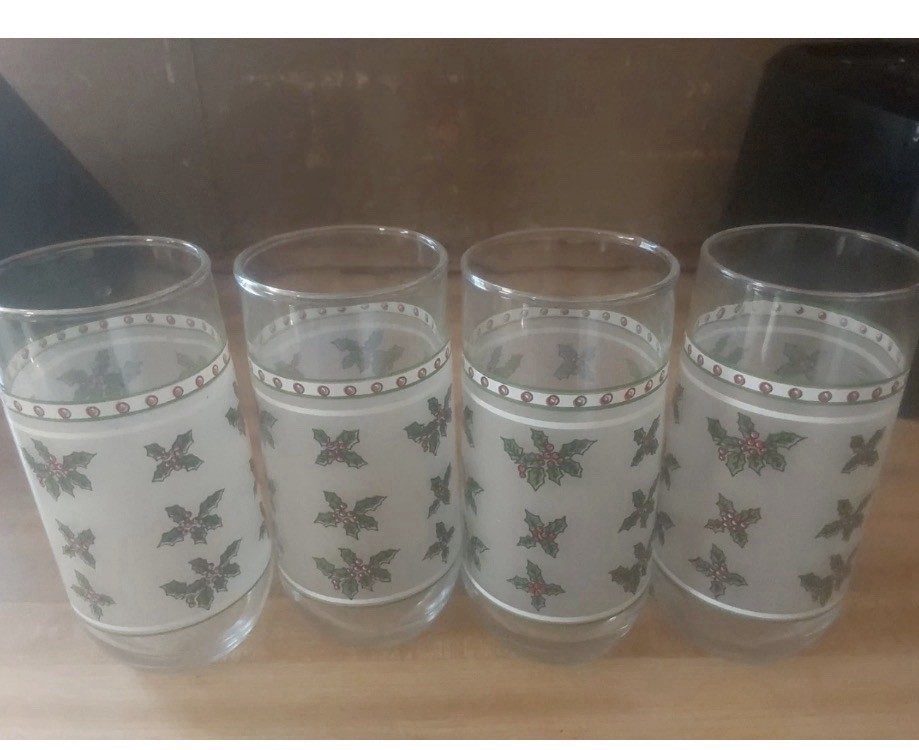 vintage Libbey Christmas tumblers featuring a frosted «Holly & Ivy»