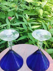 METROPOLIS: 2 Libbey Martini Cocktail Glasses Cobalt Blue With Clear Stem