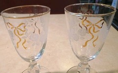 Set of 2 Vtg Etched White Roses Ribbon Gold Trim Glass Stemmed Cordial Glasses