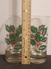 2 Vintage Holly Berry Drinking Glasses Holiday Drinkwear EUC