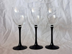 Luminarc France DOMINO Black Stem Wine Glasses 7.75″ Tall (Set of 3)