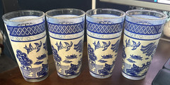 VTG ASIAN Blue Willow DRINKING TUMBLER GLASSES Set 4 Blue & White Birds Pagodas