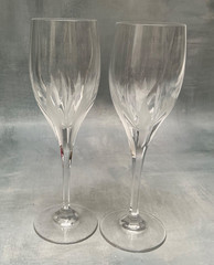 2 Mikasa Flame D’Amore Crystal Wine Glasses 8 1/8”