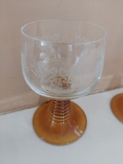4 VINTAGE AMBER LIQUOR GLASSES, 2 W/WHITE ETCHING, 2 PLAIN, AMBER BEE HIVE STEMS