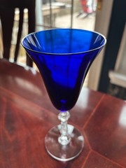 VINTAGE PAIR OF COBALT BLUE WINE GLASSES OR GOBLETS WITH CLEAR STEMS 8″ HIGH