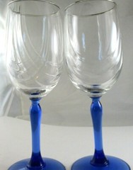VINTAGE LONG STEMMED WINE CRYSTAL GLASSES WITH RIDGED GLASS DESIGN BLUE STEMS