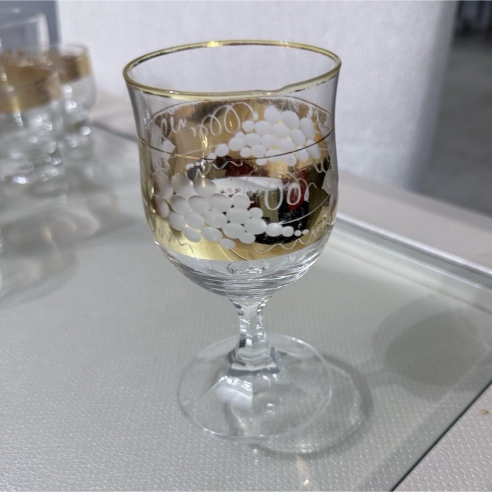 Decorative Clear Gold Glass Wine Glass with Grapevine Pattern and Glossy Finish