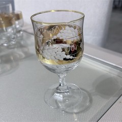 Decorative Clear Gold Glass Wine Glass with Grapevine Pattern and Glossy Finish