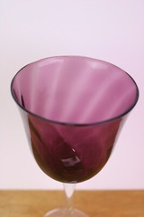 Plum Purple Wine Glass Swirl Optic Bowl & Clear Smooth Stem 8 1/4 «