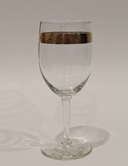 MCM Wine Glass with Decorative 24K Gold Leaf Band, 9 oz 7″T Vintage 1950s
