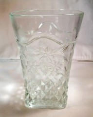 INDIANA GLASS CO. PATTERN #618 PINEAPPLE & FLORAL 8-OUNCE 4-1/4″ FOOTED TUMBLER!