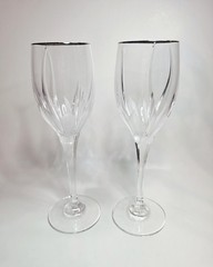 Pair of 2 Mikasa Flame D’Amore Crystal Wine Glasses with Platinum Rim 8.4” Tall