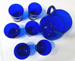 VINTAGE COLBALT GLASS PITCHER 7″ 7 CUP & 6 COLBOL TUMBLERS 4″ & 8 OZ, PRISTINE