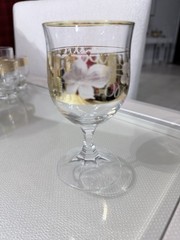 Decorative Clear Gold Glass Wine Glass with Grapevine Pattern and Glossy Finish