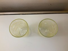 Mid-Century Modern clear drinking glasses featuring a yellow «lines and dots