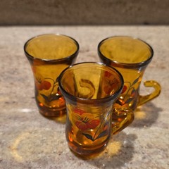 VTG Unmarked Set of 3 Amber Art Glass Floral Decorated Mugs w/ Handles 3in Tall