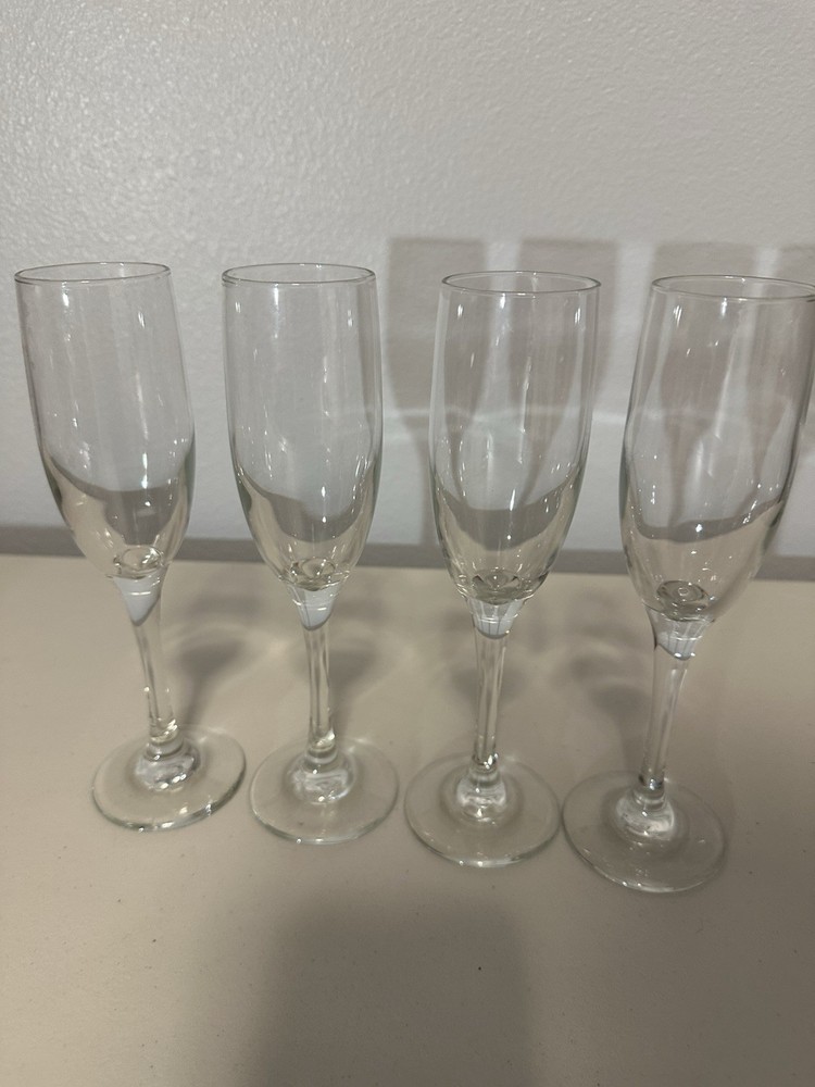 A Set Of 4 Champagne Glasses 9 Inches Tall