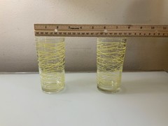 Mid-Century Modern clear drinking glasses featuring a yellow «lines and dots