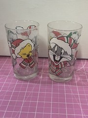 2 Warner Bros Looney Tunes Christmas Glasses Bugs Bunny, Sylvester, Tweety Bird