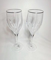 Pair of 2 Mikasa Flame D’Amore Crystal Wine Glasses with Platinum Rim 8.4” Tall