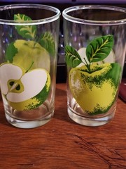 Set of 2 Vintage 70s/ 80s Pear Design Glasses