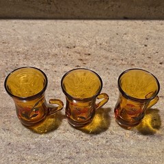 VTG Unmarked Set of 3 Amber Art Glass Floral Decorated Mugs w/ Handles 3in Tall