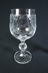 4 CASCADE Pattern Wine Glasses 5 7/8″ Etched Floral Wreathes By Import Assoc