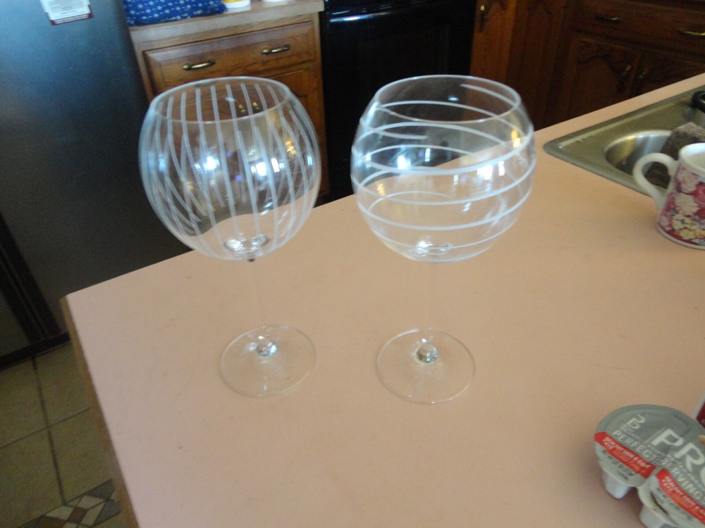 Mikasa Cheers set of 2 balloon 22 oz wine glasses -mint