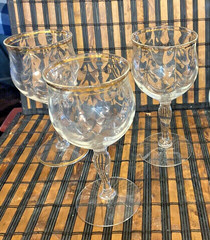 Beautiful Crystal Thumb Print and Gold Trim Stem Wine Glasses 4 Piece