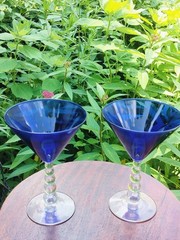 METROPOLIS: 2 Libbey Martini Cocktail Glasses Cobalt Blue With Clear Stem