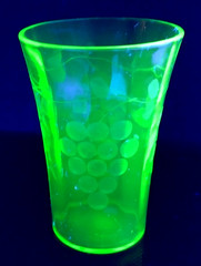 Vintage Tiffin Green Glass Grape Etched Tumbler Glows Uranium 3 1/8″ Black Light