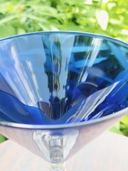 METROPOLIS: 2 Libbey Martini Cocktail Glasses Cobalt Blue With Clear Stem