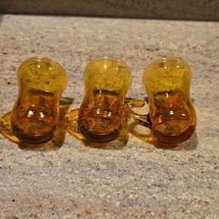 VTG Unmarked Set of 3 Amber Art Glass Floral Decorated Mugs w/ Handles 3in Tall
