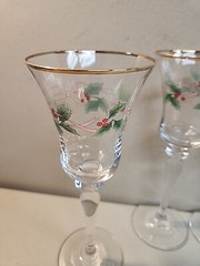 MIKASA Ribbon Holly Crystal Wine Glasses SET OF 4 Gold Trim 8⅝»