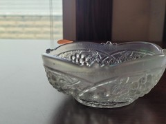 Pretty White US Glass Carnival Glass Palm Beach Berry Bowl Gooseberry Interior