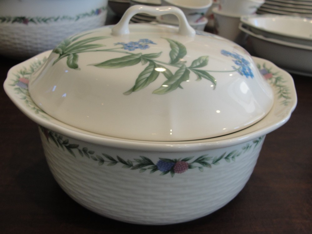 NORITAKE CONSERVATORY 2QT COVERED CASSEROLE 9 1/4″ BY 3 1/8″
